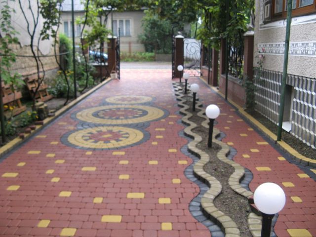 Тротуарная плитка во дворе частного дома фото