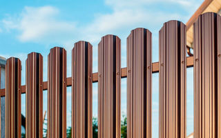 Новый забор из металлического штакетника — фото