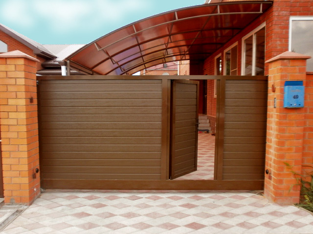 Гаражные секционные ворота с калиткой ALUTECH Trend 2500×2250 мм