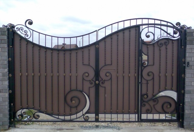 Откатные ворота с калиткой внутри – фото и варианты
